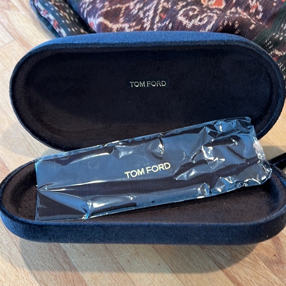 Like new Christian Dior sunglasses. Worn only 3 times. - Picture 9 of 11